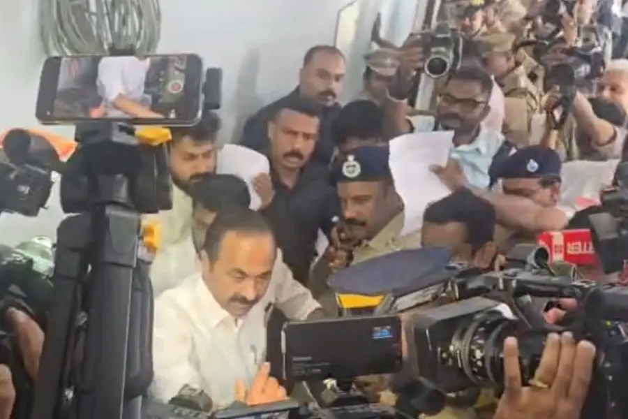 ‘ഞാൻ നിങ്ങളെ കാണുന്നില്ല, മാറിനിൽക്ക്’; വിമാന വിവാദത്തിൽ മാധ്യമപ്രവർത്തകരോട് ക്ഷുഭിതനായി മുഖ്യമന്ത്രി