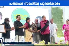 പത്മപ്രഭാ സാഹിത്യ പുരസ്കാരം എഴുത്തുകാരി ആർ. രാജശ്രീക്ക് സമ്മാനിച്ച് ശശി തരൂർ എം.പി
