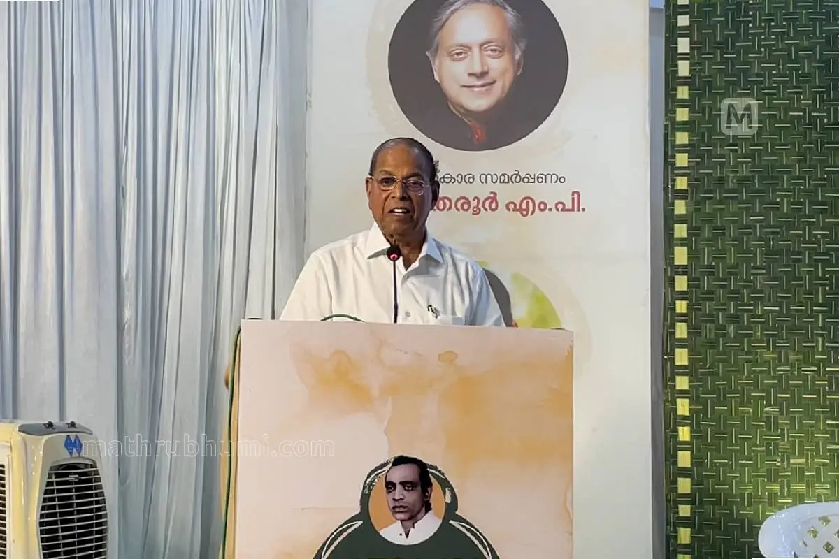 പത്മപ്രഭാപുരസ്കാരവേളയില് മാതൃഭൂമി മാനേജിങ് എഡിറ്റര് പി.വി ചന്ദ്രന് സംസാരിക്കുന്നു