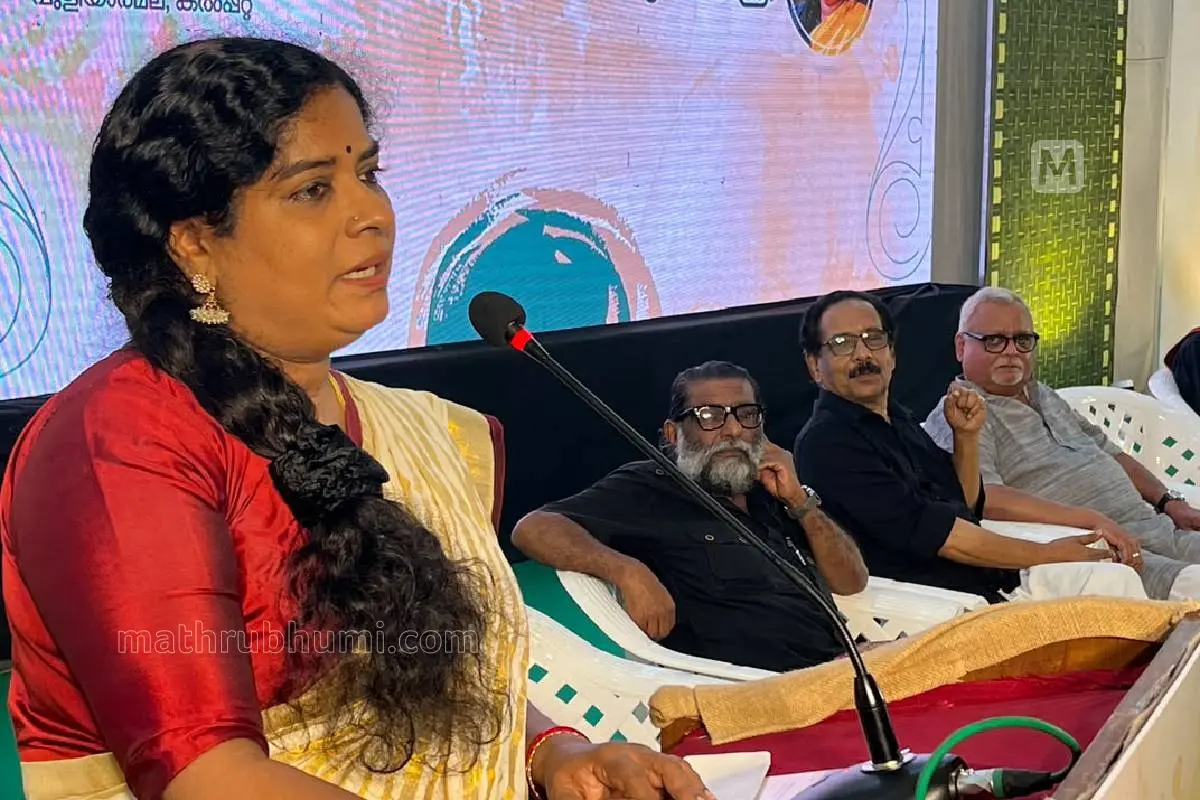 പത്മപ്രഭാപുരസ്കാരം ഏറ്റുവാങ്ങി സംസാരിക്കുന്ന ആര്. രാജശ്രീ