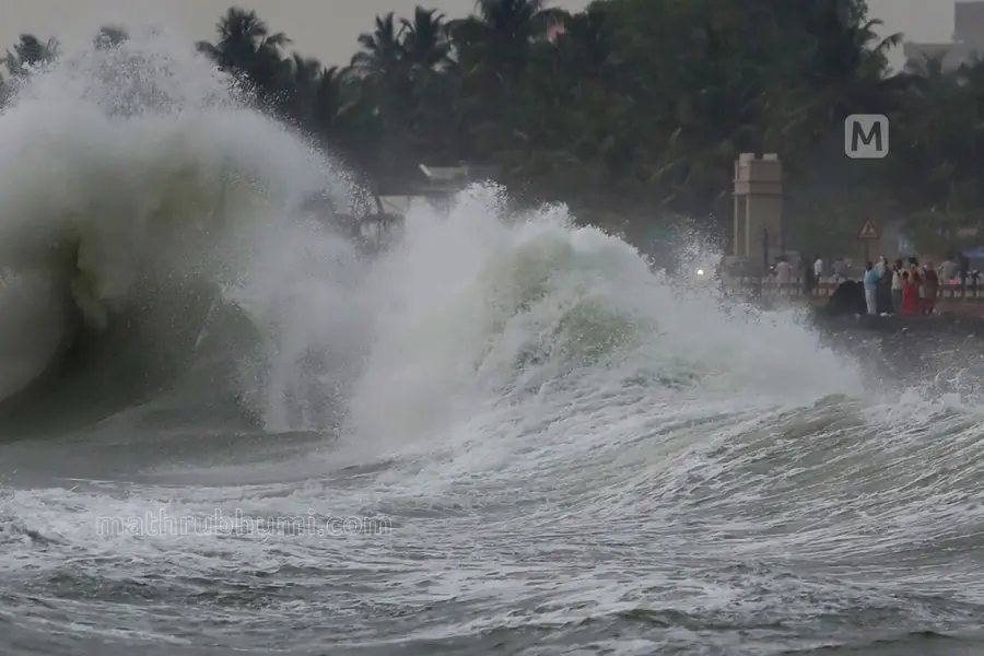 Kozhikode Beach Entry Banned Due to Kallakkadal Phenomenon