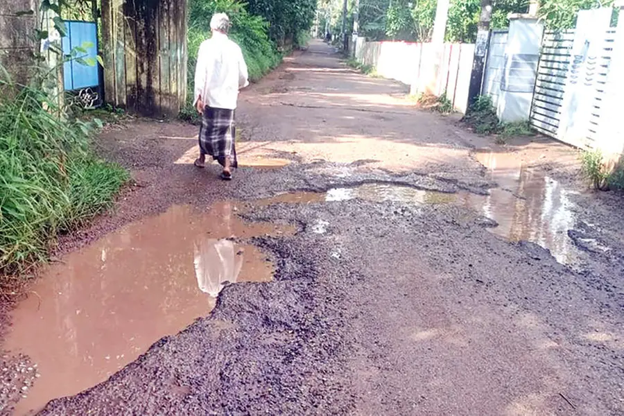 എസ്.എൻ. ജങ്ഷൻ പാവയിൽക്കട റോഡ് പൊട്ടിപ്പൊളിഞ്ഞ് വെള്ളക്കെട്ടായി