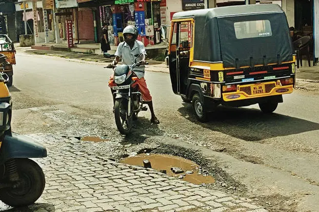 ഒന്ന്‌ കുഴിയടച്ചുതരുമോ...