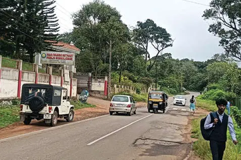 സ്കൂളിന് മുൻപിൽ അപകടക്കുഴികൾ