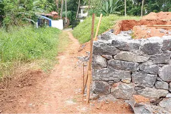 '47 വർഷമായി ഉപയോഗിച്ച വഴി തടഞ്ഞെന്ന് '