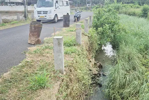 വിളയൂരിലെ ചിറയ്ക്കൽ തോടിന്റെ വശമിടിഞ്ഞു