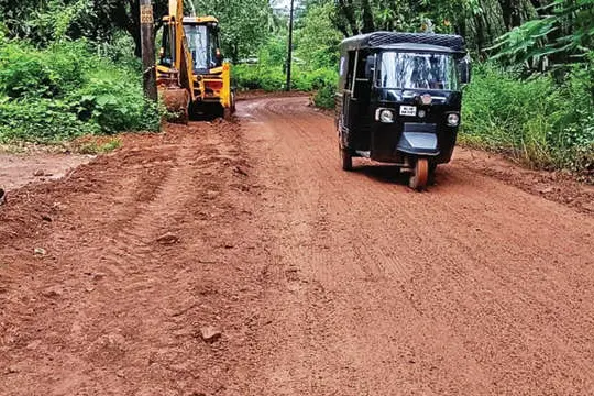 ചെളിയിൽ മുങ്ങി നാല്പത് സെന്റ് റോഡ്