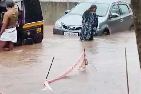 കനത്തമഴ: പെരുമാൾപുരത്ത് സർവീസ് റോഡ് വെള്ളത്തിലായി