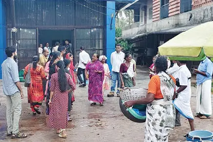 പാതവക്കിലെ മീൻ വിൽപ്പന കെട്ടിടത്തിനകത്തേക്ക്
