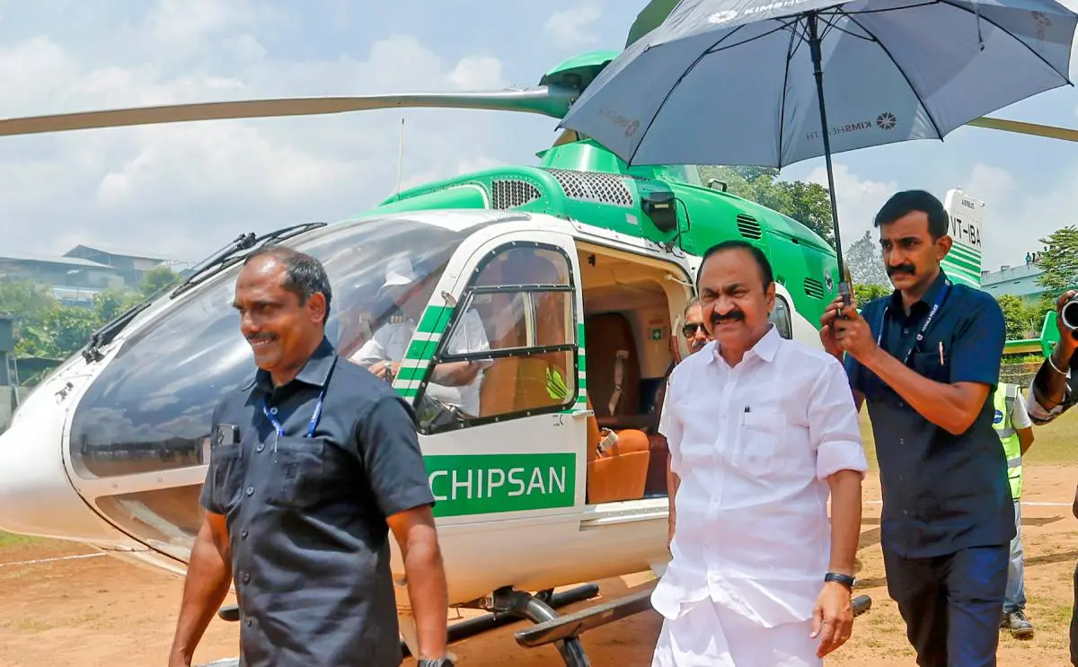 മുഖ്യമന്ത്രി വി.ഡി. സതീശൻ ഹെലികോപ്റ്റർ യാത്ര കഴിഞ്ഞ് പുറപ്പെടുന്നു