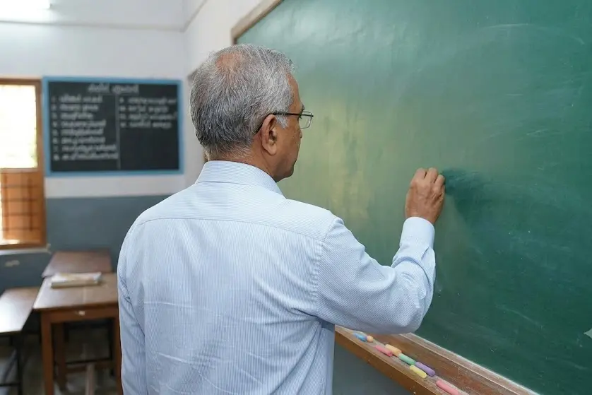 27 വർഷത്തെ കാത്തിരിപ്പ്, 8 പരാജയങ്ങൾ; ഒടുവിൽ 59-ാം വയസ്സിൽ സർക്കാർ അധ്യാപകനായി വിജയ് കുമാർ