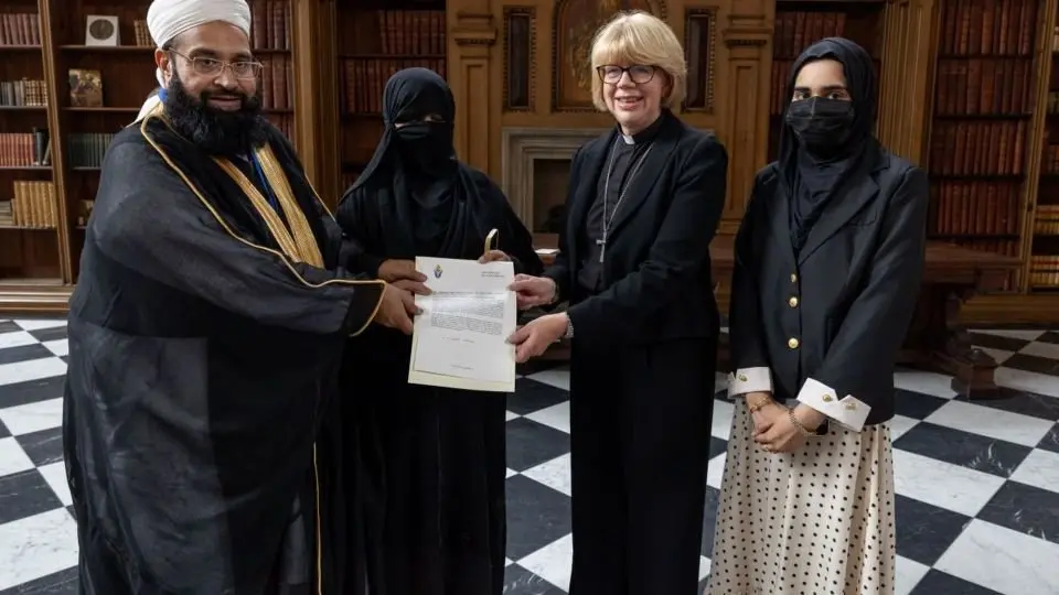 Hafiz Muhammad Tahir Mehmood Ashrafi and his wife presented with The Hubert Walter Award | Photo: X/@RealJB10