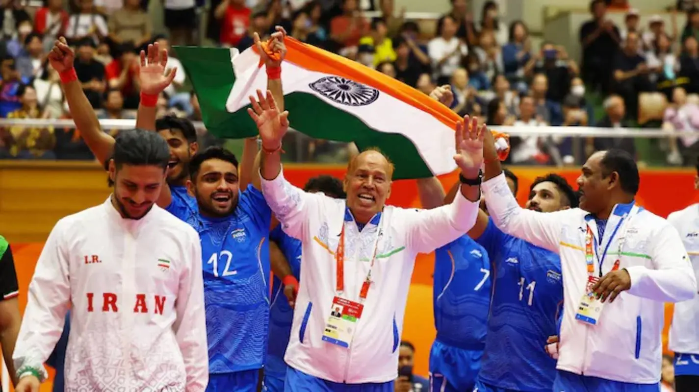 സ്വര്ണം നേടിയ ഇന്ത്യന് ടീമിന്റെ ആഹ്ലാദം | Photo: Reuters