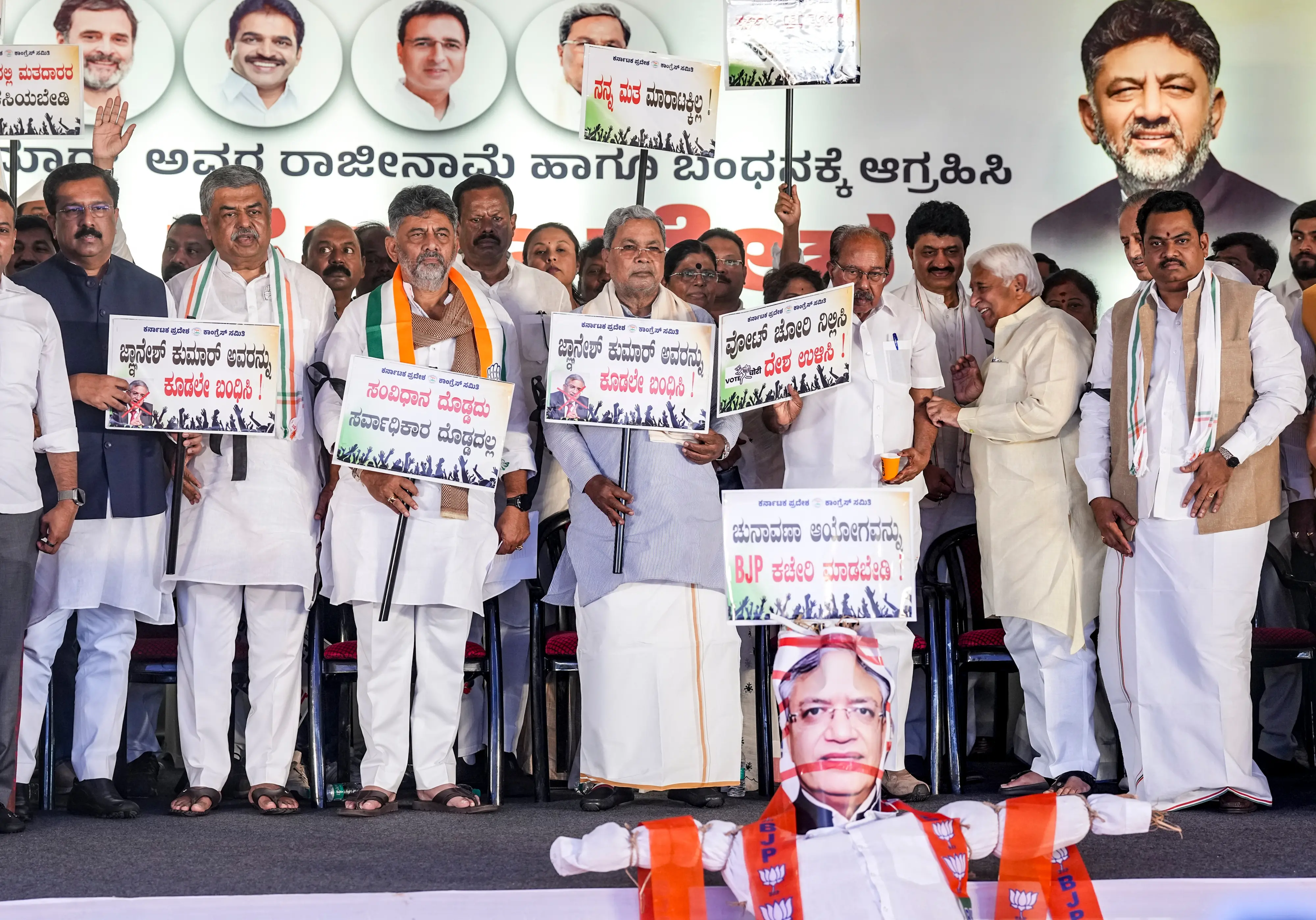 ബെംഗളൂരുവിലെ കോൺഗ്രസ് പ്രതിഷേധം | Photo: PTI