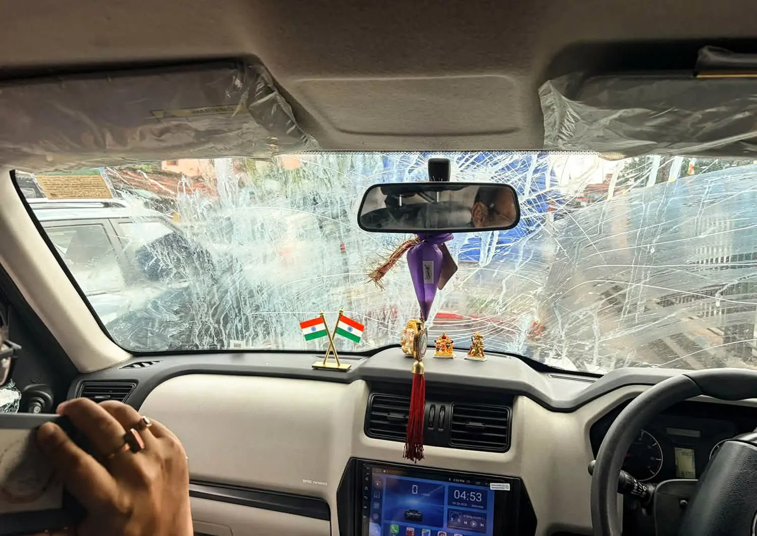 കുനാൽ ഘോഷിന്റെ കാറിന് മേലെ മുട്ടയേറുണ്ടായതിന്റെ ദൃശ്യം