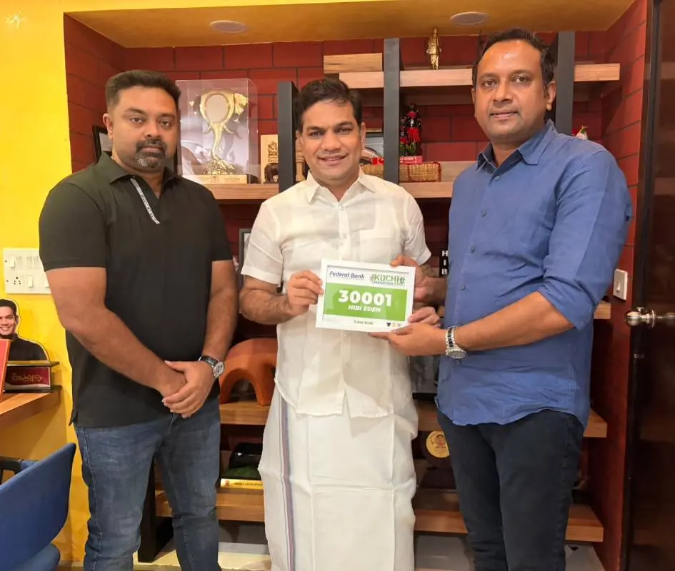 ആദ്യ ബിബ് ഹൈബി ഈഡൻ എം.പിക്ക് കൈമാറുന്നു