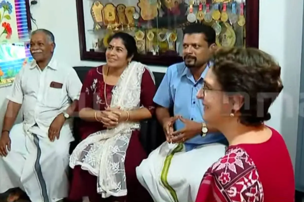 വിദർശയുടെ കോഴിക്കോട്ടെ വീട്ടിലെത്തിയ പ്രിയങ്ക ​ഗാന്ധി
