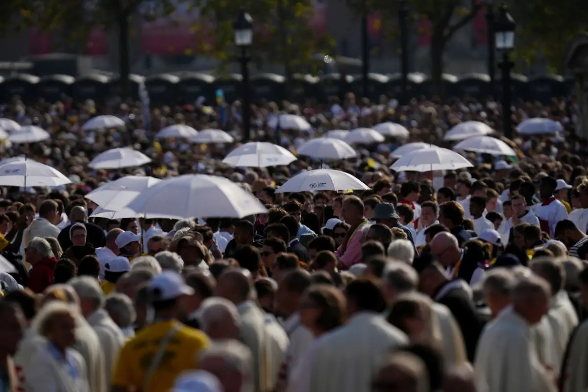 Priests hold umbrellas as they distribute the Communion as Pope Leo XIV celebrates mass at Place de la Concorde, Paris (Photo: X)