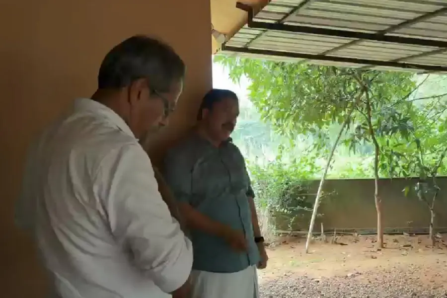 തിരിച്ചടവ് മുടങ്ങി; നിർധന കുടുംബത്തിന്റെ വീട് ജപ്തി ചെയ്യാനെത്തിയ ഉദ്യോഗസ്ഥരെ തിരിച്ചയച്ച് നജീബ് കാന്തപുരം MLA