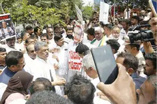 ബെംഗളൂരുവിൽ ഗ്യാനേഷ് കുമാറിന്റെ കോലംകത്തിച്ച് കോൺഗ്രസ്