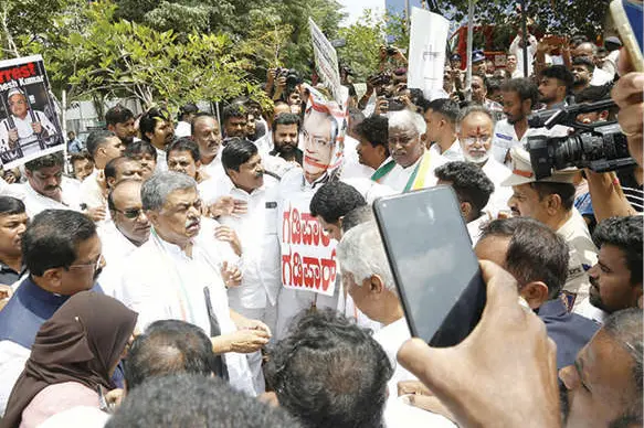 ബെംഗളൂരുവിൽ ഗ്യാനേഷ് കുമാറിന്റെ കോലംകത്തിച്ച് കോൺഗ്രസ്