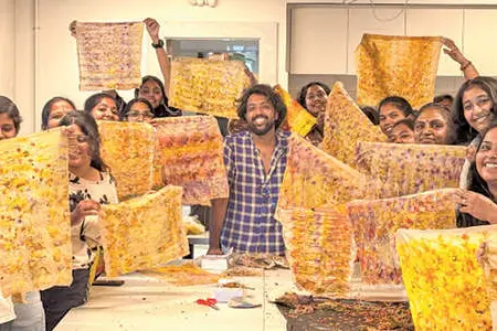 പ്രകൃതി നിറംചാലിച്ച ഉടയാടകൾ