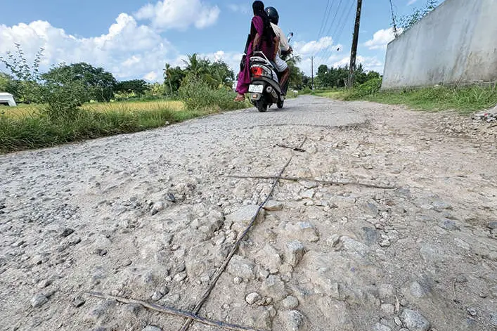 തകർന്ന റോഡാണ്... ശ്രദ്ധതെറ്റിയാൽ തെന്നിവീഴും