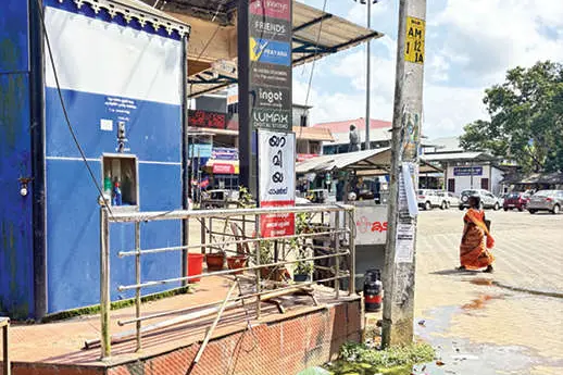 ഉള്ളിൽ തുള്ളിയില്ലെങ്കിലെന്താ, ചുവട്ടിൽ വെള്ളക്കെട്ടുണ്ടല്ലോ