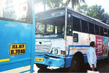 മത്സരയോട്ടം: സ്വകാര്യബസിന് പിന്നിൽ കെ.എസ്.ആർ.ടി.സി. ബസ് ഇടിച്ച് നാലുപേർക്ക് പരിക്ക്