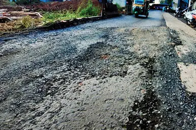 മഴയിൽ ടാറിങ് റോഡ് തകർന്നു