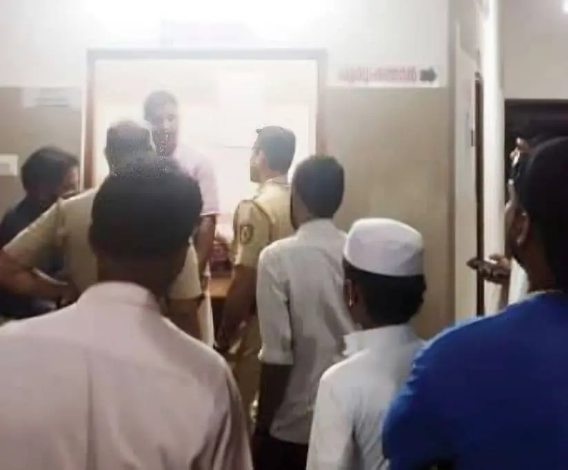 • നീലേശ്വരം നഗരസഭാ ബസ്സ്റ്റാൻഡിലെ ശൗചാലയത്തിൽ കുടുങ്ങിയ ആളെ പോലീസെത്തി മോചിപ്പിക്കുന്നു