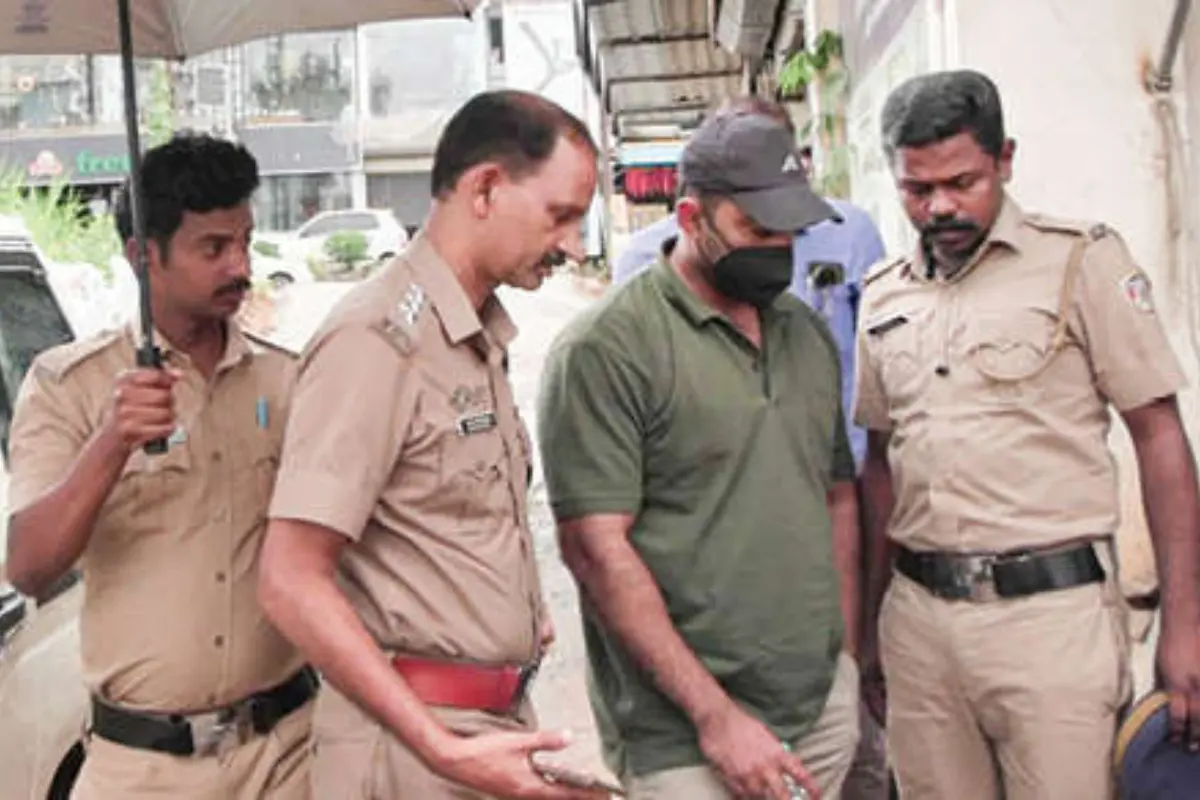 കല്പറ്റയിൽ തൊണ്ടിമുതലുകൾ സൂക്ഷിച്ച സ്ഥലത്ത് പ്രതി സബിത്തുമായി ഡിവൈ.എസ്.പി. എം.എം. അബ്ദുൾകരീമിന്റെ നേതൃത്വത്തിൽ തെളിവെടുപ്പ് നടത്തുന്നു