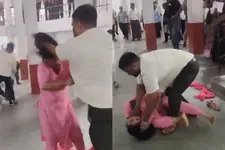 കോടതിവളപ്പിൽ യുവതിക്ക് ഭർത്താവിന്റെ ക്രൂരമർദനം, ശ്വാസംമുട്ടിച്ചു; യുവാവിന്റെ മുഖത്തടിച്ച് ബന്ധു | വീഡിയോ