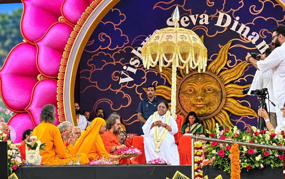 മാതാ അമൃതാനന്ദമയിയുടെ എഴുപത്തിമൂന്നാം പിറന്നാൾ ആഘോഷത്തോടെനുബന്ധിച്ചു നടന്ന പാദുക പൂജ