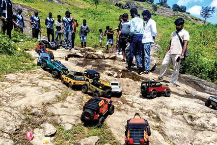 ആരുപറഞ്ഞു, വലിയ വാഹനങ്ങൾമാത്രമേ മലകയറൂ എന്ന്