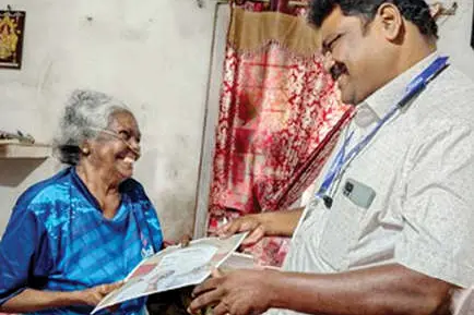 കിടപ്പുരോഗിക്ക് പട്ടയം വീട്ടിലെത്തിച്ച് നൽകി