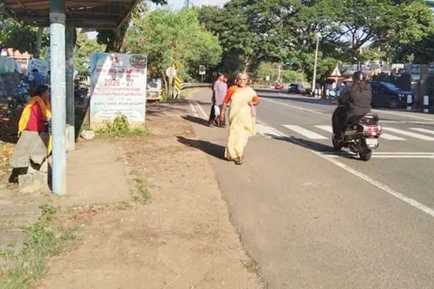അപകടം പതിയിരിക്കുന്ന എം.സി. റോഡരികിൽ സ്കൂളുകൾ ഒൻപത്