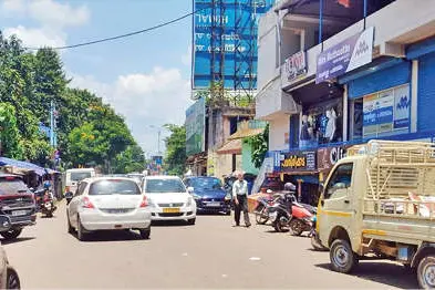അത്താണിയിൽ അനധികൃത പാർക്കിങ് വ്യാപകം യാത്രക്കാർ ദുരിതത്തിൽ
