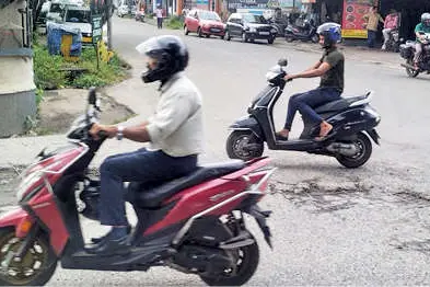 കെ.എസ്.ആർ.ടി.സി.ഡിപ്പോയ്ക്കുമുന്നിൽ ഭീഷണിയായി കുഴികൾ