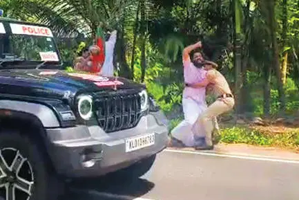 പ്രിയങ്കാഗാന്ധിക്കുനേരേ യുവമോർച്ചയുടെ കരിങ്കൊടി