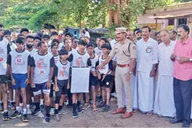 കരിപ്പോടി തിരൂർ മുച്ചിലോട്ട് പെരുങ്കാളിയാട്ടം: കൂട്ടയോട്ടം നടത്തി
