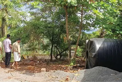 കുടുംബാരോഗ്യകേന്ദ്രം കെട്ടിടനിർമാണം ലക്ഷങ്ങൾ ചെലവിട്ട് കൊരുപ്പുകട്ട പാകിയ പാർക്കിങ് സ്ഥലം പൊളിച്ചുമാറ്റി