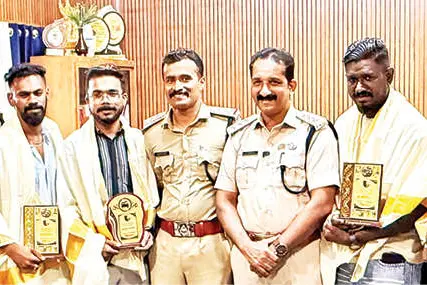ബസ്-ഓട്ടോ ഡ്രൈവർമാർക്ക് പോലീസിന്റെ ആദരം