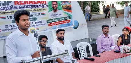 എറണാകുളം മറൈന്ഡ്രൈവില് നടന്ന കോക്രോച്ച് ജനതാ പാര്ട്ടി കേരളം ഔദ്യോഗിക പൊതുസമ്മേളനത്തില് മീഡിയ ആന്ഡ് സൗത്ത് സോണ് ഹെഡ് വിജയ് റെഡ്ഡി മല്ലങ്കി സംസാരിക്കുന്നു