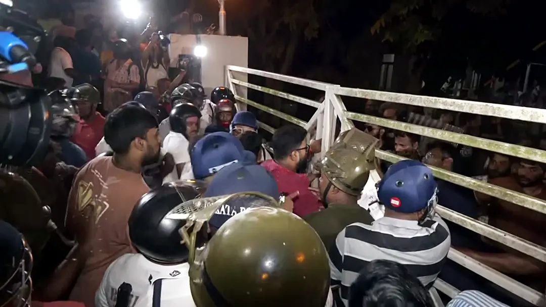 സത്യജിത്ത് റായ് ഫിലിം ഇൻസ്റ്റിറ്റ്യൂട്ടിൽ നടന്ന സംഘർഷത്തിന്റെ ദൃശ്യം | Photo: ANI