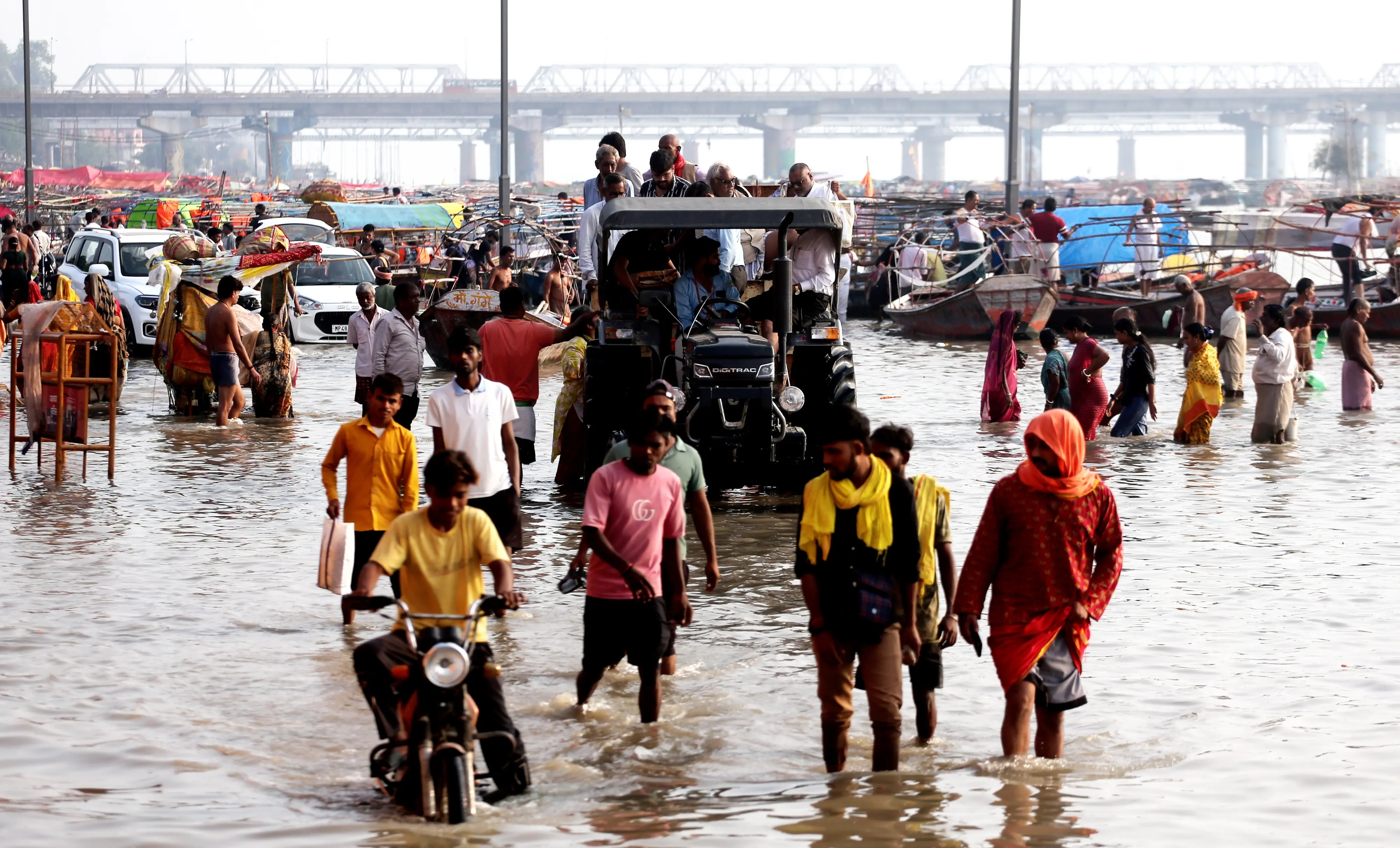ഉത്തർപ്രദേശിൽ ജലനിരപ്പ് ഉയർന്നപ്പോൾ| Photo: PTI