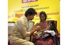 ‘കുഞ്ഞിക്കൈയ്ക്ക് ഒരു പൊൻമോതിരം’: തായ്മാമൻ തങ്കമോതിരം പദ്ധതിക്ക് തുടക്കം; കുഞ്ഞുങ്ങളെ കൊഞ്ചിച്ച് വിജയ്‌, ദൃശ്യങ്ങൾ വൈറൽ