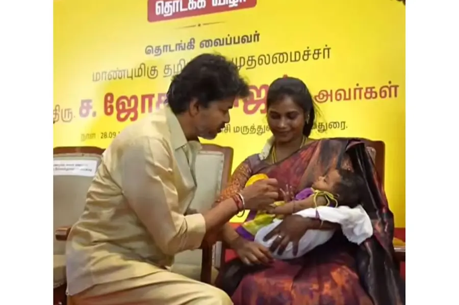 ‘കുഞ്ഞിക്കൈയ്ക്ക് ഒരു പൊൻമോതിരം’: തായ്മാമൻ തങ്കമോതിരം പദ്ധതിക്ക് തുടക്കം; കുഞ്ഞുങ്ങളെ കൊഞ്ചിച്ച് വിജയ്‌, ദൃശ്യങ്ങൾ വൈറൽ