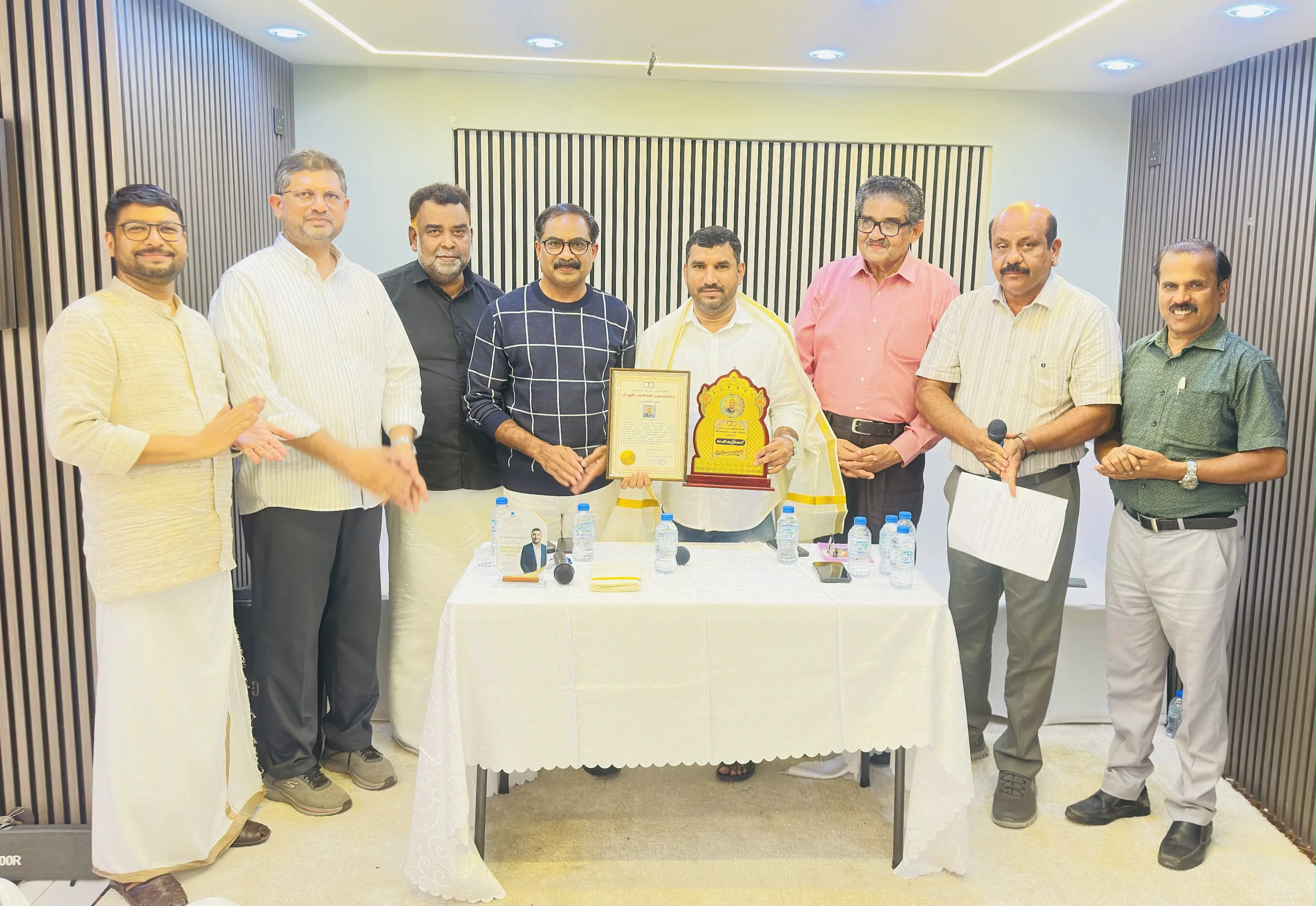 ജാഫര് കുറ്റിക്കോട് പുരസ്കാരം ഏറ്റുവാങ്ങുന്നു