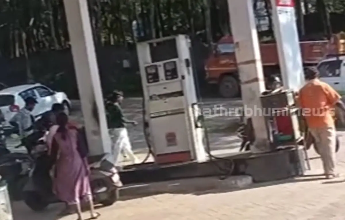 കുറ്റിച്ചലിൽ പെട്രോൾ പമ്പിൽനിന്നുള്ള സിസിടിവി ദൃശ്യം | Photo: screegrab/mathrubhumi news